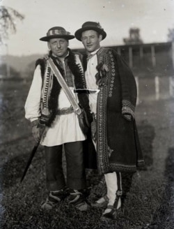 Петро Шекерик-Доників із фотографом і етнографом-аматором Mieczysław Cholewa. День гір місто Санок 1936 рік
