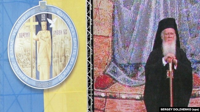 На экране (справа) видеоотображение Вселенского патриарха Варфоломея I во время торжеств по случаю 1020-летия Крещения Украины-Руси. Киев, 26 июля 2008 года