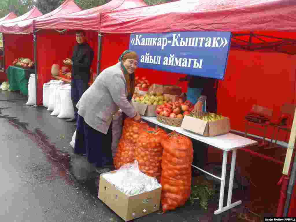 Жармаңкеге азык-түлүк алып чыккан дыйкан аял.