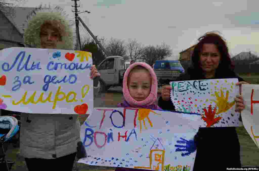 Хотя акцию инициировали крымскотатарские женские организации, однако в ней приняли участие женщины разных национальностей.