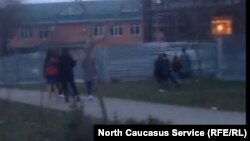 Кадр из видео избиения школьницы в Буденовске
