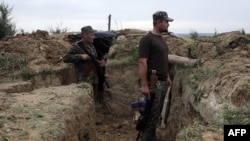 Pjesëtarët e forcave të Ukrainës në pozicione afër rajonit të Donjeckut në pjesën lindore të këtij vendi