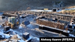 «Көкжайлау» тау шаңғысы курортына арналған қосалқы электр станциясы құрылысының орны. Алматы, 25 қазан 2015 жыл.