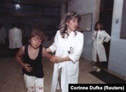 Ranjena djevojčica u sarajevskoj bolnici, 3. avgust 1992. Prema podacima Ujedinjenih nacija, na grad je tokom opsade svakog dana padalo više od 3.000 granata.
