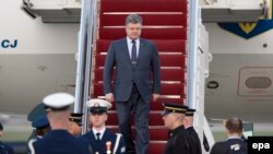 АКШдагы саммитке келген Украинанын президенти Петр Порошенкону тосуп алуу аземи.