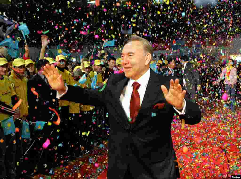 Назарбаев кезектен тыс президент сайлауында жеңіске жеткен сәт. 2005 жыл.&nbsp;