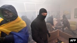 Ультраправые активисты в разгромленном отделении Сбербанка в Киеве. 21 ноября 2016 года.