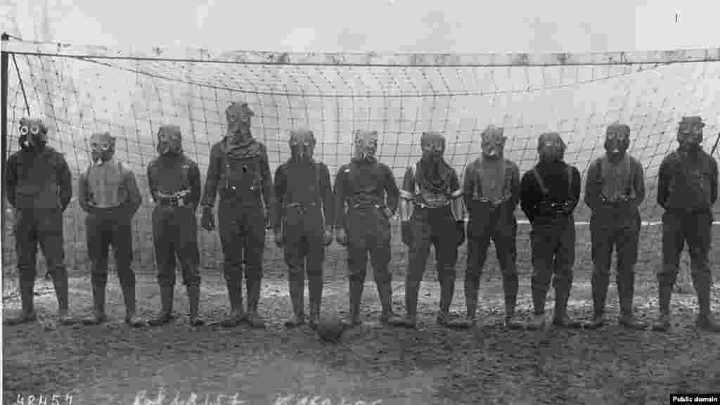 Nogometni tim britanskih vojnika snimljen za vrijeme Prvog svjetskog rata u sjevernoj Francuskoj, 1916. 