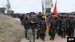 Украина -- Украин аба күчтөрүнүн учкучтары Севастополдун жанындагы Белбек авиабазасына марш жасоодо. 4-март, 2014.