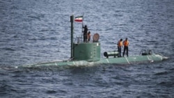Иранская сверхмалая подводная лодка класса "Гадир", способная устанавливать морские мины, в Ормузском проливе. Январь 2026 года