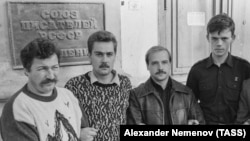 Добровольцы во время охраны здания Союза писателей РСФСР, 1991 год 