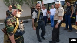 Члены вооружённой группы «Сасна црер» на территории полка ППС, 17 июля 2016 г.