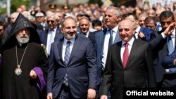 Nagorno-Karabakh -- Armenian Prime Minister Nikol Pashinin (C) and Karabakh President Bako Sahakian (R) lead a festive March in Stepanakert, May 9, 2019.