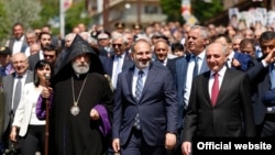 Nagorno-Karabakh -- Prime Minister Nikol Pashinin and Karabakh President Bako Sahakian lead a festive demosntration in Stepanakert, May 9, 2019.