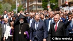 Nagorno-Karabakh - Armenian Prime Minister Nikol Pashinian and Karabakh President Bako Sahakian lead a festive march in Stepanakert, May 9, 2019.