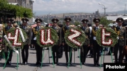 Armenia - An honor guard carriers wreathes during the funeral of military doctor Vahe Avetian in Yerevan, 2Jul2012.