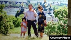Айтматовго арналган көргөзмөгө коюлган бул сүрөттү "Азаттыкка" Украинадагы кыргыз элчилиги сунуштады.