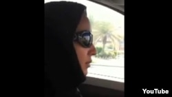 Манал аль-Шариф за рулем. Скриншот с видеозаписи на YouTube.