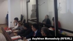 Режиссер Талғат Жәнібеков пен адвокаттар сот залында отыр. Алматы, 9 наурыз 2017 жыл.