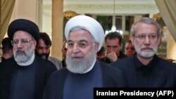 علی لاریجانی (راست) و ابراهیم رئیسی (چپ) از کاندیداهایی هستند که برای جایگزین شدن با حسن روحانی (وسط) با هم رقابت خواهند کرد
