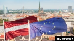 Флаги Латвии и Евросоюза