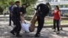 Полицейлер наразылыққа келген азаматтарды ұстап алып бара жатыр. Алматы, 23 маусым 2018 жыл