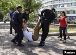 Полицейлер наразылыққа келген азаматтарды ұстап алып бара жатыр. Алматы, 23 маусым 2018 жыл.