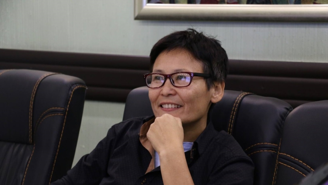 Ағасымен, әпкесімен және анасымен порно