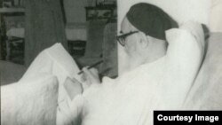 تصویر آیت‌الله خمینی را حین نگارش یک نامه نشان می‌دهد.