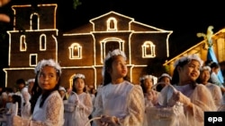 Католики в филиппинской столице Маниле провели мессу в честь воскресения Иисуса Христа, 2016 год