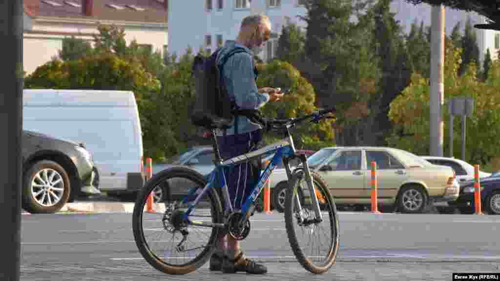 Велосипедист в защитной маске в Севастополе, октябрь 2020 года. В городе ввели масочный режим, чтобы бороться с распространением коронавирусной инфекции. Тогда не требовалось носить маски на улице, но этот велосипедист надел ее