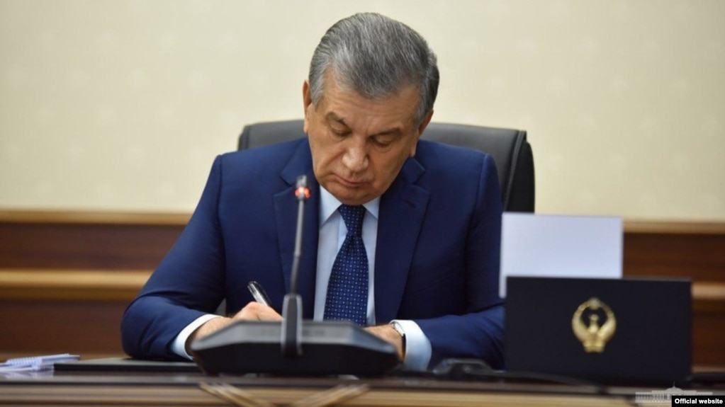 Шавкат Мірзійоєв цим указом затвердив також Концепцію розвитку узбецької мови, вдосконалення мовної політики в 2020-2030 роках і програму її реалізації
