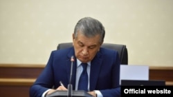 Президент Узбекистану Шавкат Мірзійоєв у березні 2019 року дав міліціонерам із надмірною вагою пів року на схуднення