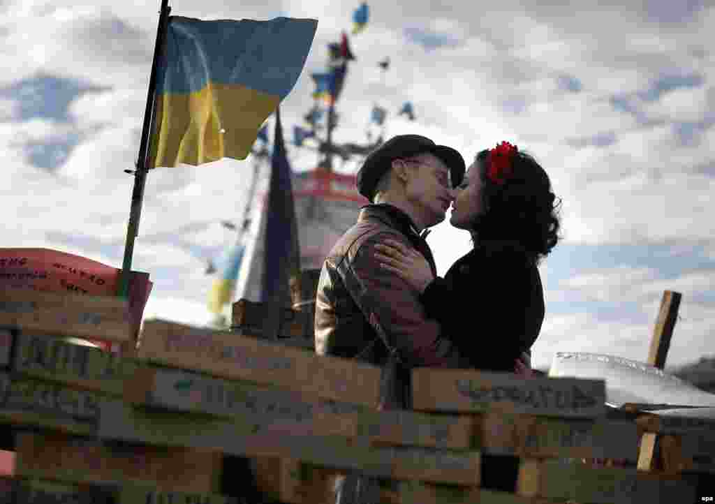 A Ukrainian couple kisses during a &quot;Euromaidan&quot; rally on Independence Square in Kyiv. (EPA/Tatyana Zenkovich)
