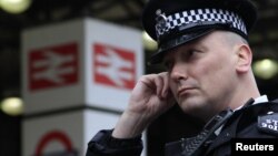 Лондонда қоғамдық қауіпсіздікті бақылап тұрған полицей. 7 қаңтар 2011 жыл. (Көрнекі сурет).