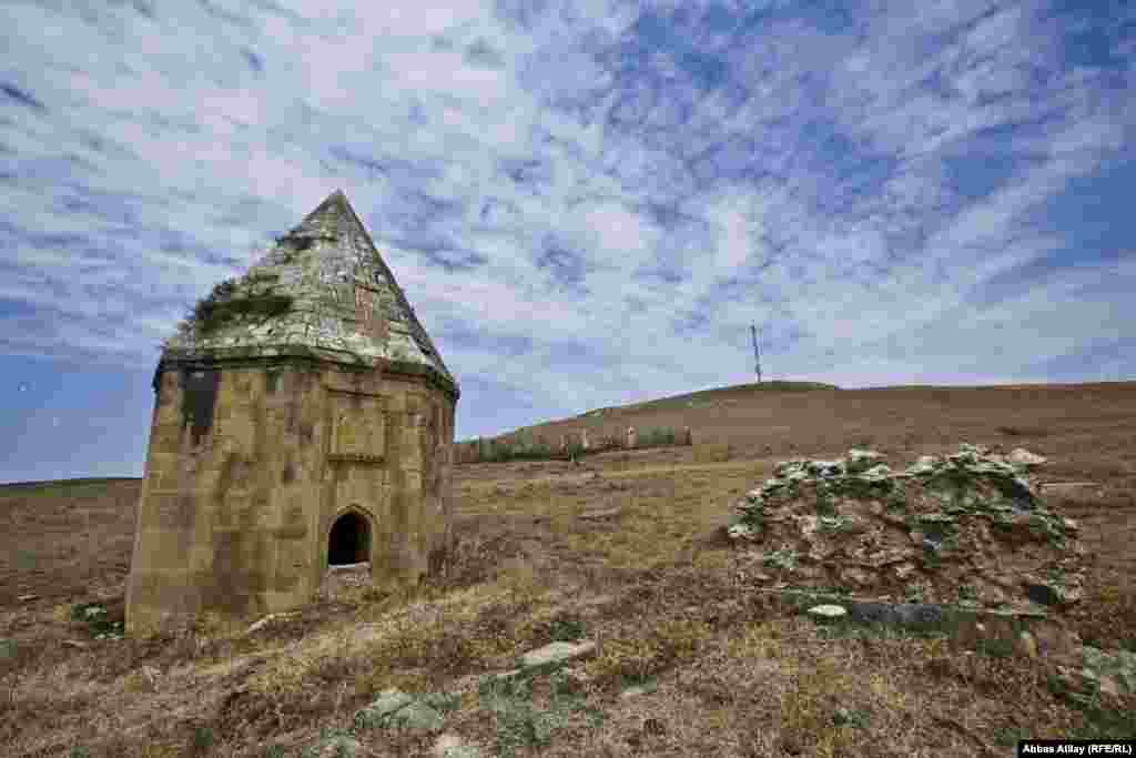 Şamaxının Kələxana kəndində XVII əsrə aid Sufi türbələri. Bir neçə əsr keçməsinə baxmayaraq türbələr bir inanc yeri və tarixi abidələr kimi günümüzə gəlib çatıb. Amma bu günkü halı ürək ağrıdandır. Üzərində dövlət tərəfindən qorunduğu yazılsa da sonuncu dəfə bura "dövlətin" nə zaman gəldiyini heç kim görməyib.