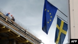 Drapelul UE și cel al Suediei arborate la ambasada suedeză de la Minsk. (Arhivă)
