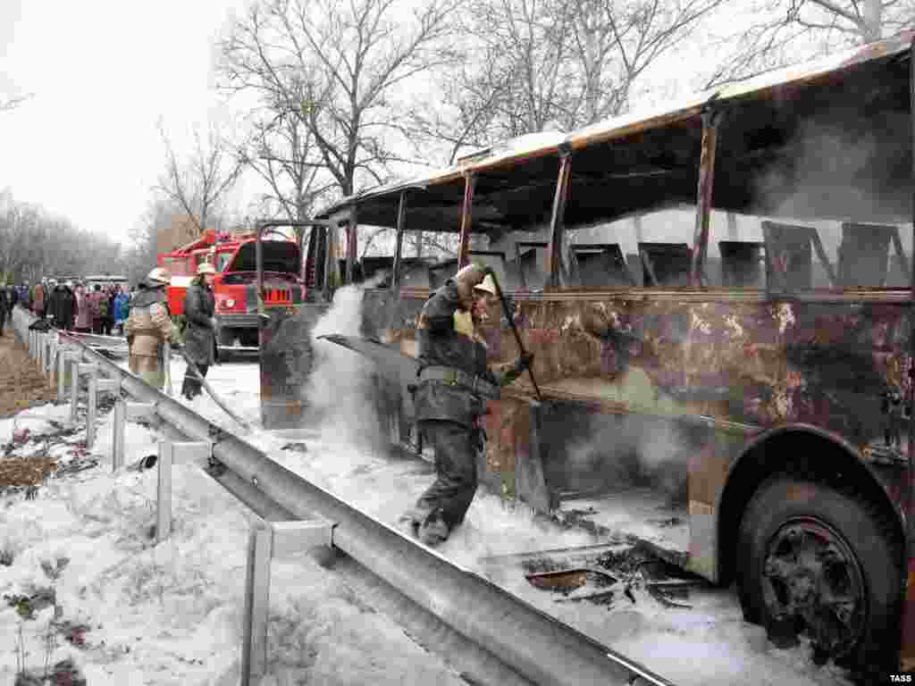 Украина. В Славянском районе Донецкой области сгорел рейсовый пассажирский автобус ЛАЗ, 7 из 28 человек, находившихся в нём, погибли