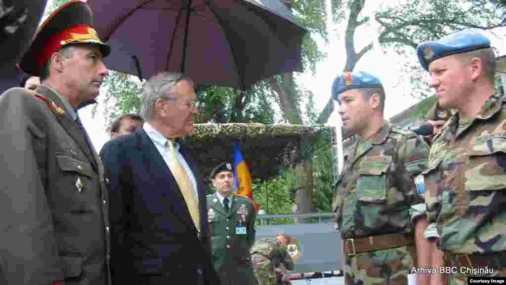 25 iunie 2004, ministrul Apărării al SUA, Donald Rumsfeld, la Chişinău. Stânga - ministrul moldovean Victor Gaiciuc