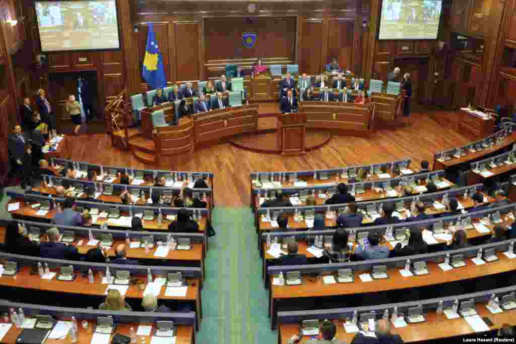 3 shkurt 2020 - Me 66 vota për, asnjë kundër dhe dhjetë abstenime, deputetët e Kuvendit të Kosovës votuan për formimin e qeverisë së re. 