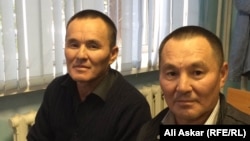 Самат и Санат (слева) Кожаниязовы в зале суда на процессе по иску против ДВД Актюбинской области. Актобе, 13 сентября 2016 года.