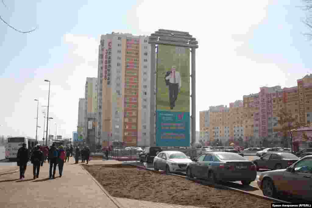 Агитационный плакат кандидата в президенты Казахстана Нурсултана Назарбаева висит на доме в центральном районе Самал в Астане.