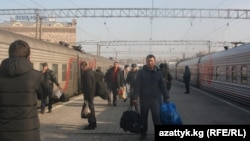 Travelers, including Kyrgyz migrants, at a Moscow train station (file photo)