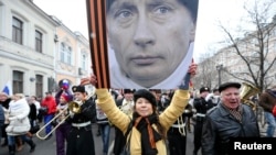 "Наемный менеджер"? Демонстрация в поддержку присоединения Крыма к РФ, март 2014