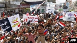 محتجون يمنيون يحتفلون بمغادرة الرئيس صالح الى السعودية