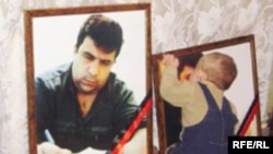 Elmar Hüseynov 2005-ci il martın 2-də yaşadığı mənzilin qarşısında odlu silahdan qətlə yetirilib