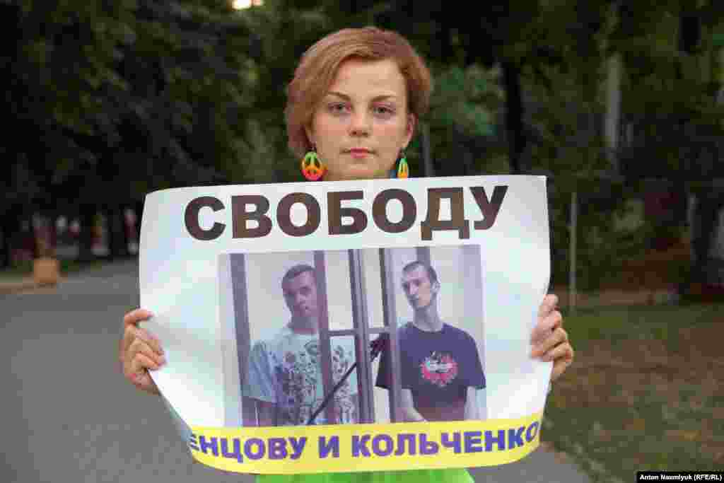 Ростовский активист Яна Гончарова на акции в поддержку Олега Сенцова и Александра Кольченко