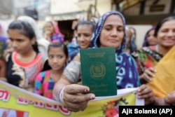 Izbjeglica hinduistkinja koja je migrirala iz provincije Sind u Pakistanu pokazuje pasoš, 23. decembar 2019.