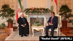 Президент Таджикистана Эмомали Рахмон (справа) и президент Ирана Хасан Роухани. Душанбе, 10 сентября 2014 года.