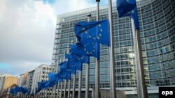 Drapelele UE în faţa Comisiei Europene la Bruxelles
